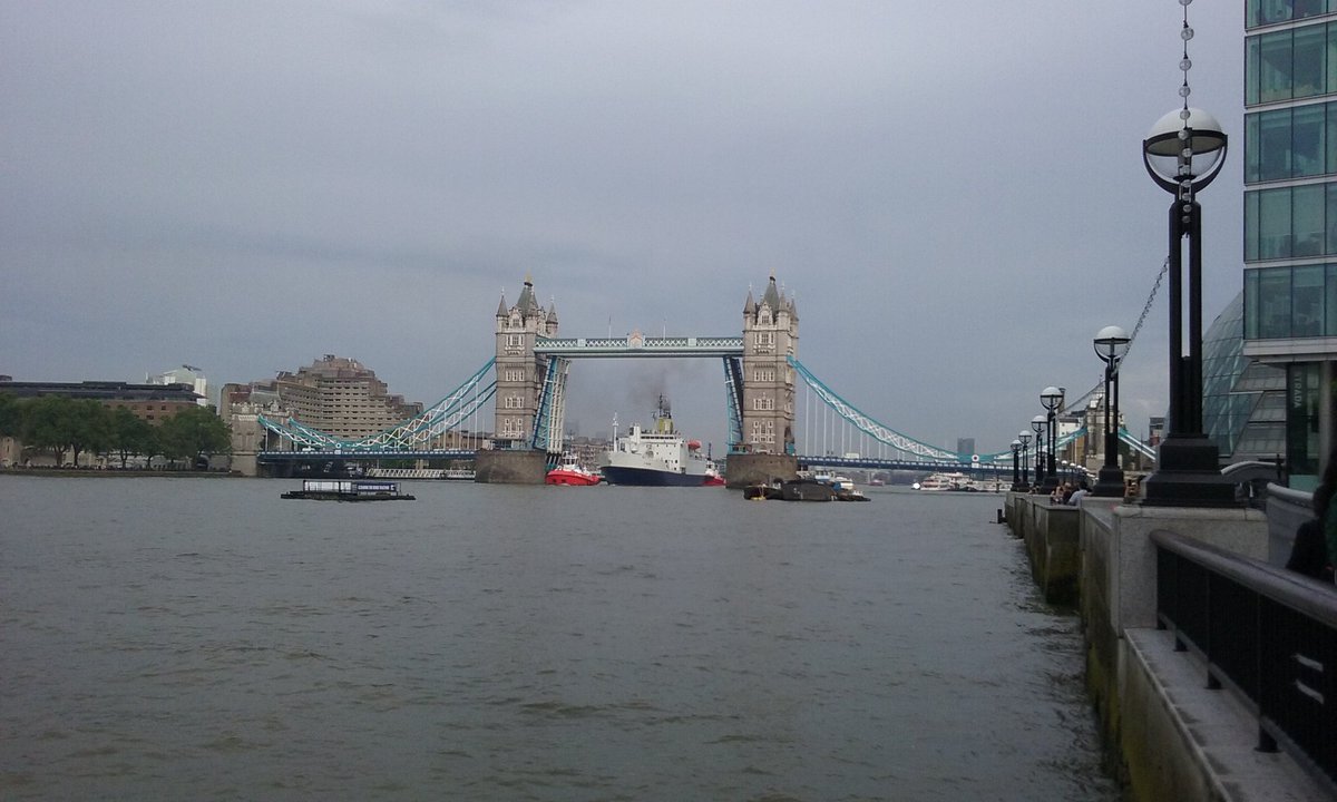katieteresachan's tweet image. RMS St Helena passing under Tower Bridge #rmssthelena
