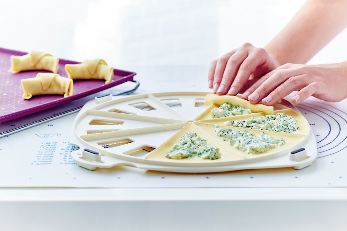 TupperwareWW's tweet image. It's always fun in our kitchen! Make simple appetizers and hors d'oeuvres with our Croissant Maker! #Tupperware