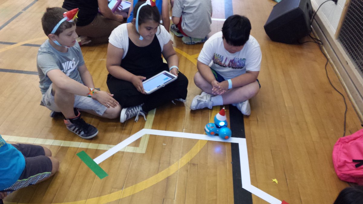 SMILE_123ABC's tweet image. Getting Rybot down the tricky path! @LOGICSAcademy #codingolympics #team14 #programmingrockets @RyersonCS