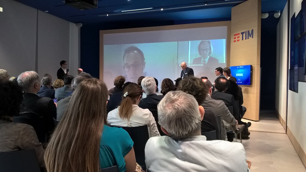 In diretta con il #mondo dal #TIMSpace. #promoest7giugno