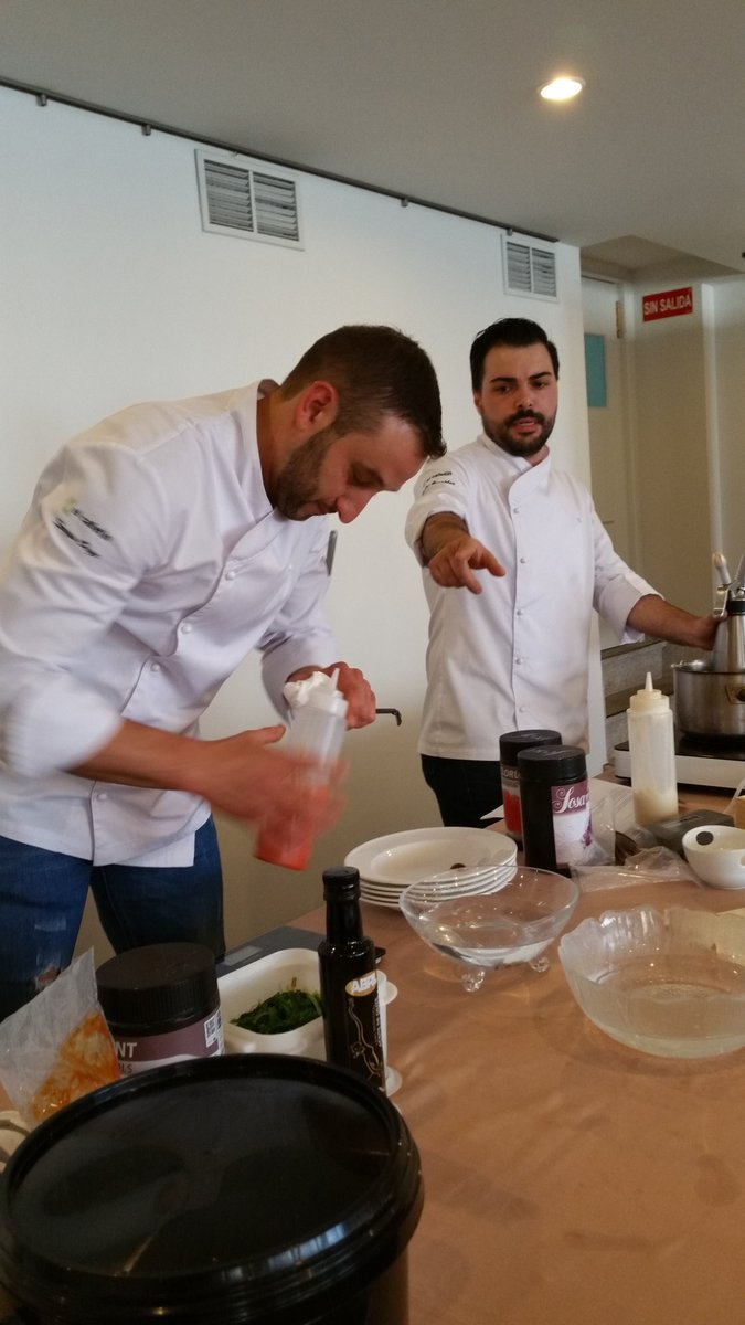 CartablancaTwi's tweet photo. #MasterclassFerrol y los chefs @rubengvallejo y Sergio Orge de @ElCafetin_ imparten su clase sobre Cocina Molecular https://t.co/3gM7eUQIF6