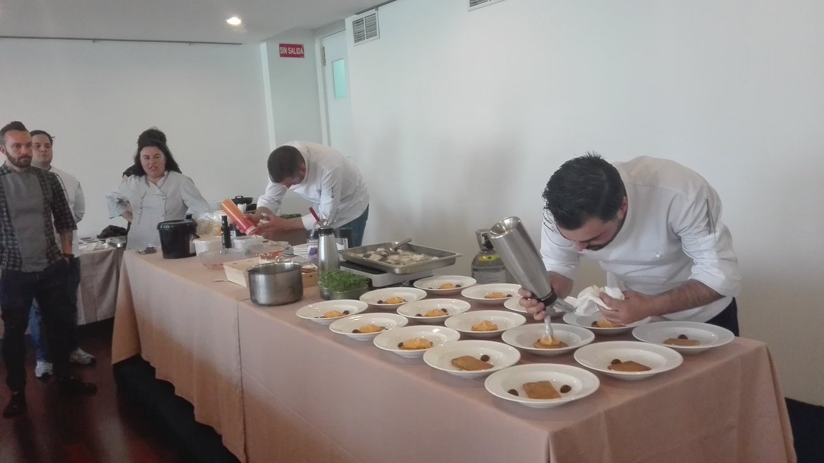 maisgrelos's tweet photo. Turno de Rubén y Sergio de @ElCafetin_ con su Empanada de bacalao con pasas #masterclassFerrol @FerrolOficial https://t.co/yUFpxSbebv