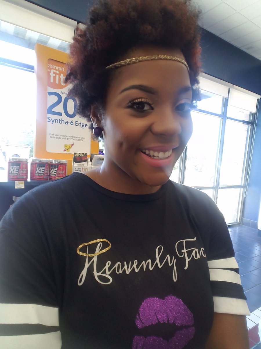 Hunnibmua's tweet photo. Educating customers in healthy skin 😘#momboss #vitaminshoppe #TuesdayMotivation #HunniB  #atlantamua @VitaminShoppe https://t.co/9uwAiGs7eA