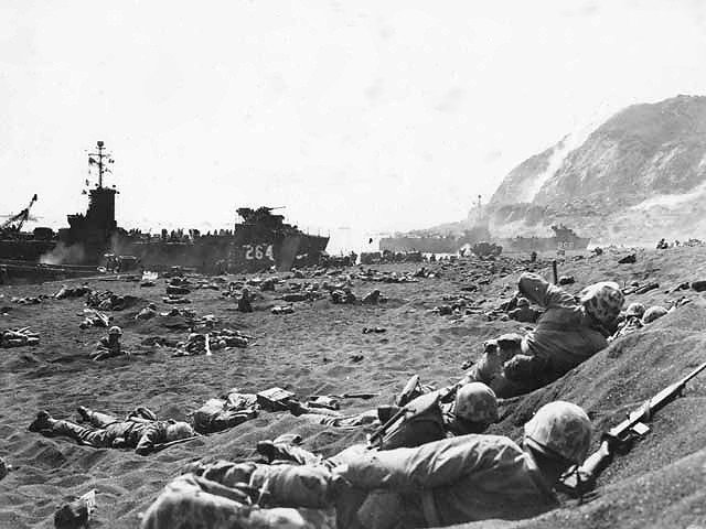 WW2Gallery's tweet photo. US Marine disembark on the Iwo Jina Beach in 19th February 1945. #History #WW2 https://t.co/K1BndRfTI9
