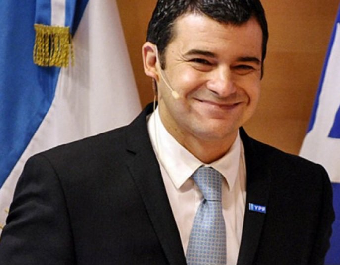 CaroRes_'s tweet photo. Este es Miguel Galuccio. Titular de @YPFoficial. Él seguro tiene #calefaccion y #aguacaliente #NuestraEnergía https://t.co/3Ji7gctH6m