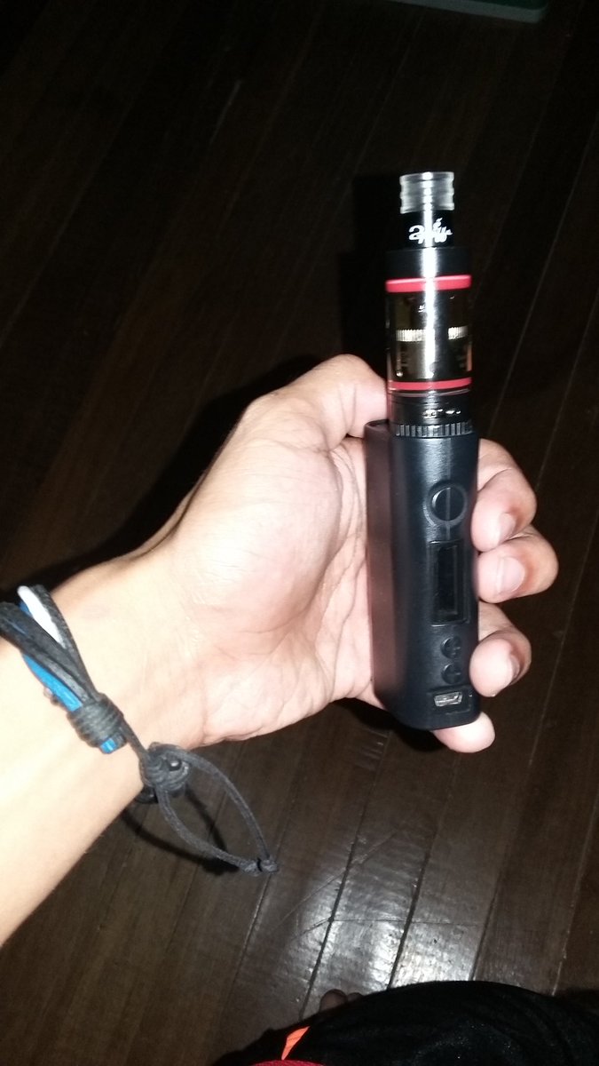 TrenzJ's tweet photo. I can't sleep. #VapeModeOn https://t.co/dcdr5lt4By