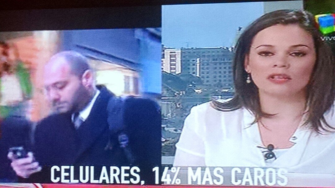coco_escala's tweet photo. @holesec sos vos el de la tele ?? :) https://t.co/0rUIUBohyh