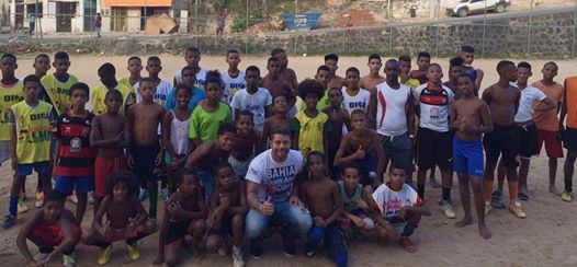 manasses_igor's tweet photo. Dessa vez foi a escolinha "Dedinhos da bola", desenvolvida pelo professor Delinho com mais de 80 crianças! https://t.co/a44hLBOYa1