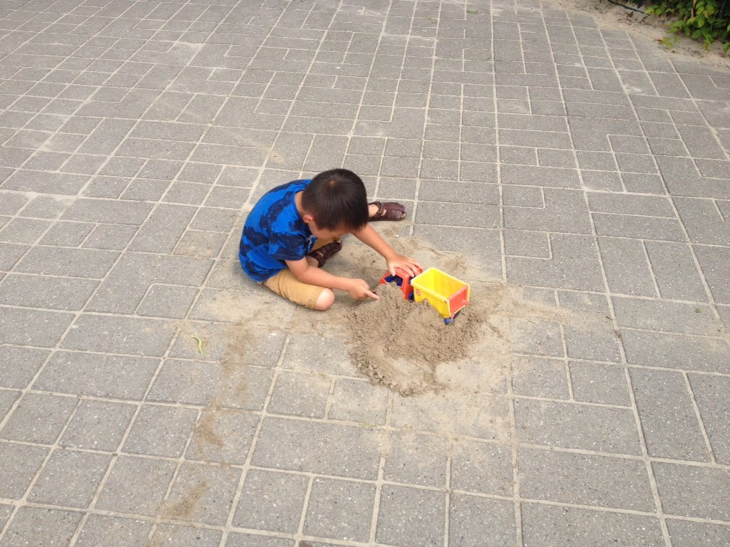 Wat is er toch leuker dan met dit lekkere weer buiten te spelen in een mooie tent, met scheppen, emmers en zand?