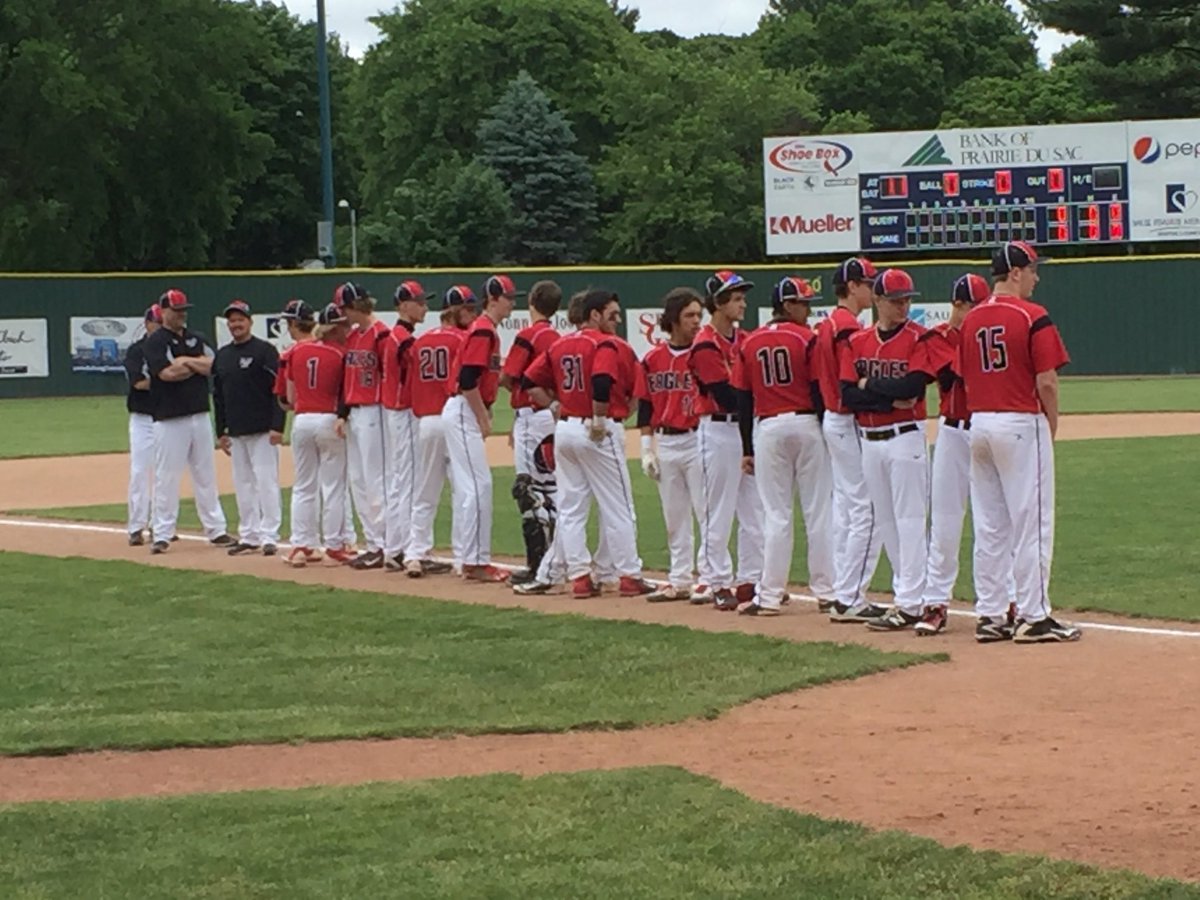 5 runs in the 4th for the Eagles- lead 5-3 #SPBaseball