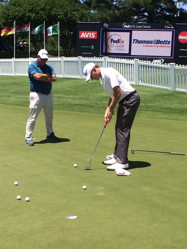 AdamSchupak's tweet image. Newly-minted pro @robby_shelton working on his putting with instructor @dewsweepergolf. #TowelDrill