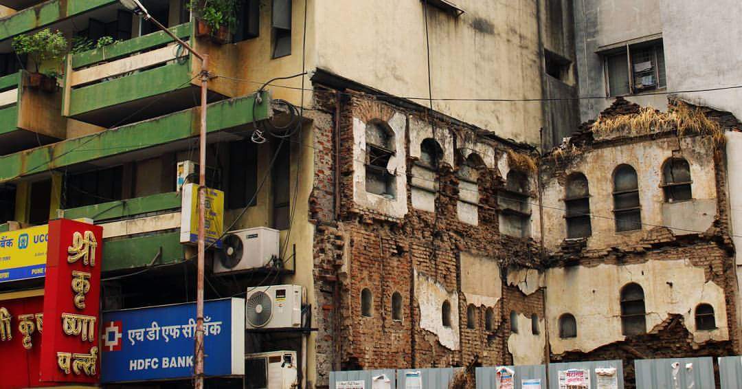 Wada culture leaving it's footprints.. captured on kumthekar road, Pune.
