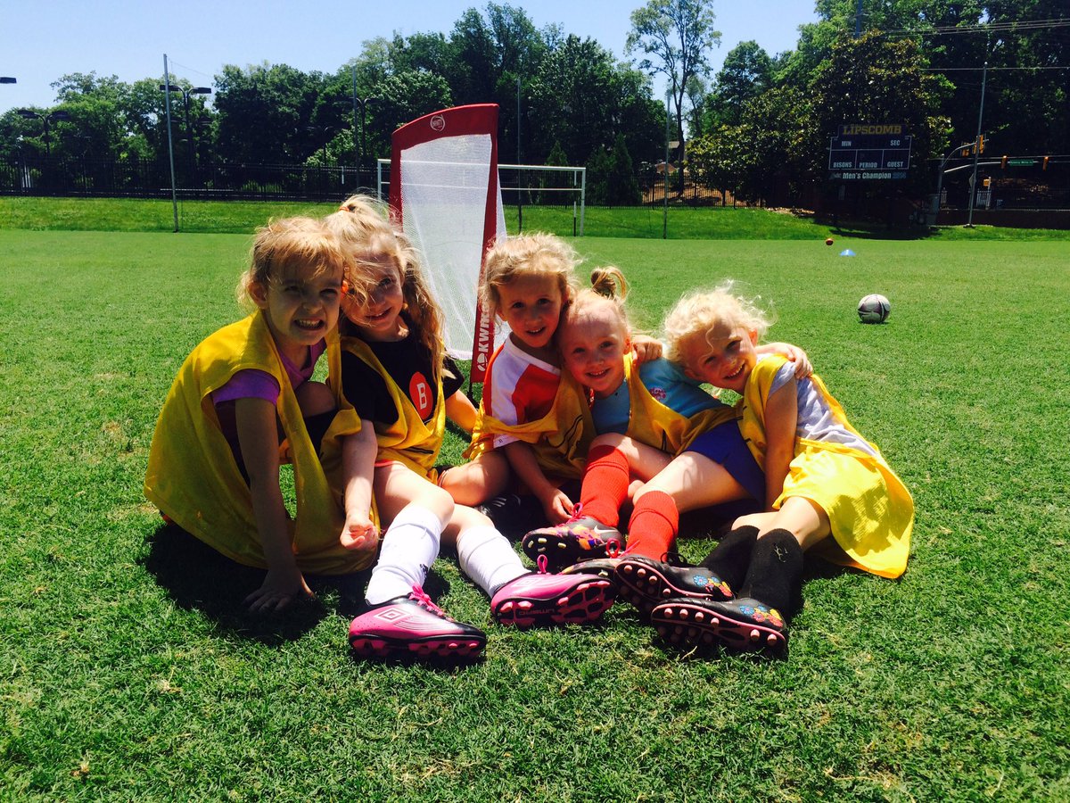 LipscombWSOC's tweet photo. Day camp fun! #smallSideGames #PopsicleBreak ⚽️😅🍭 https://t.co/Ap3ESbhdcI