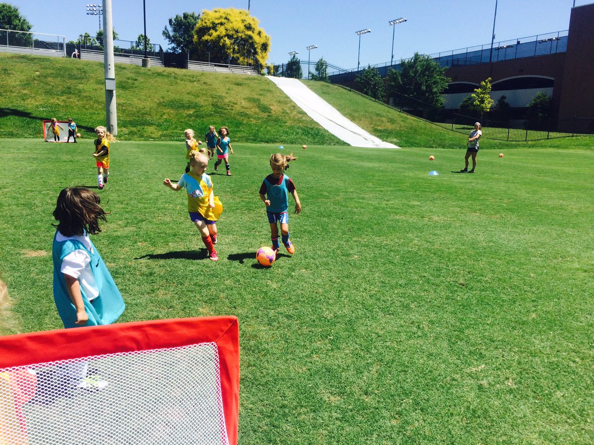 LipscombWSOC's tweet photo. Day camp fun! #smallSideGames #PopsicleBreak ⚽️😅🍭 https://t.co/Ap3ESbhdcI
