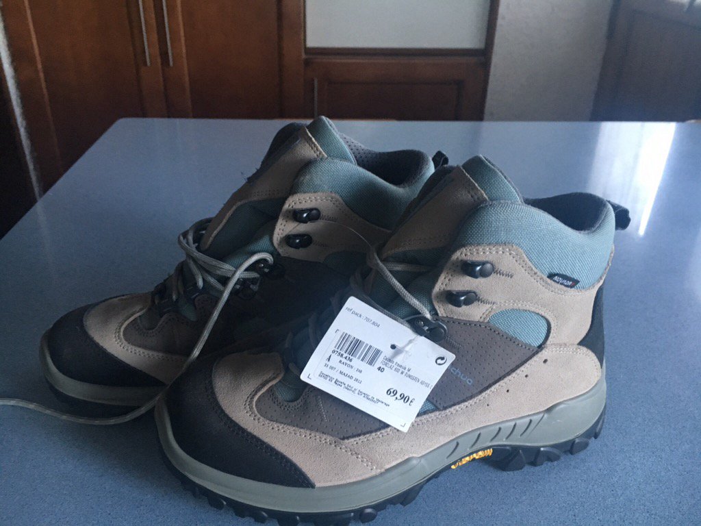 Vendo "Botas De Montaña Sin Estrenar" en #wallapop p.wallapop.com/i/88218693?_pi…
