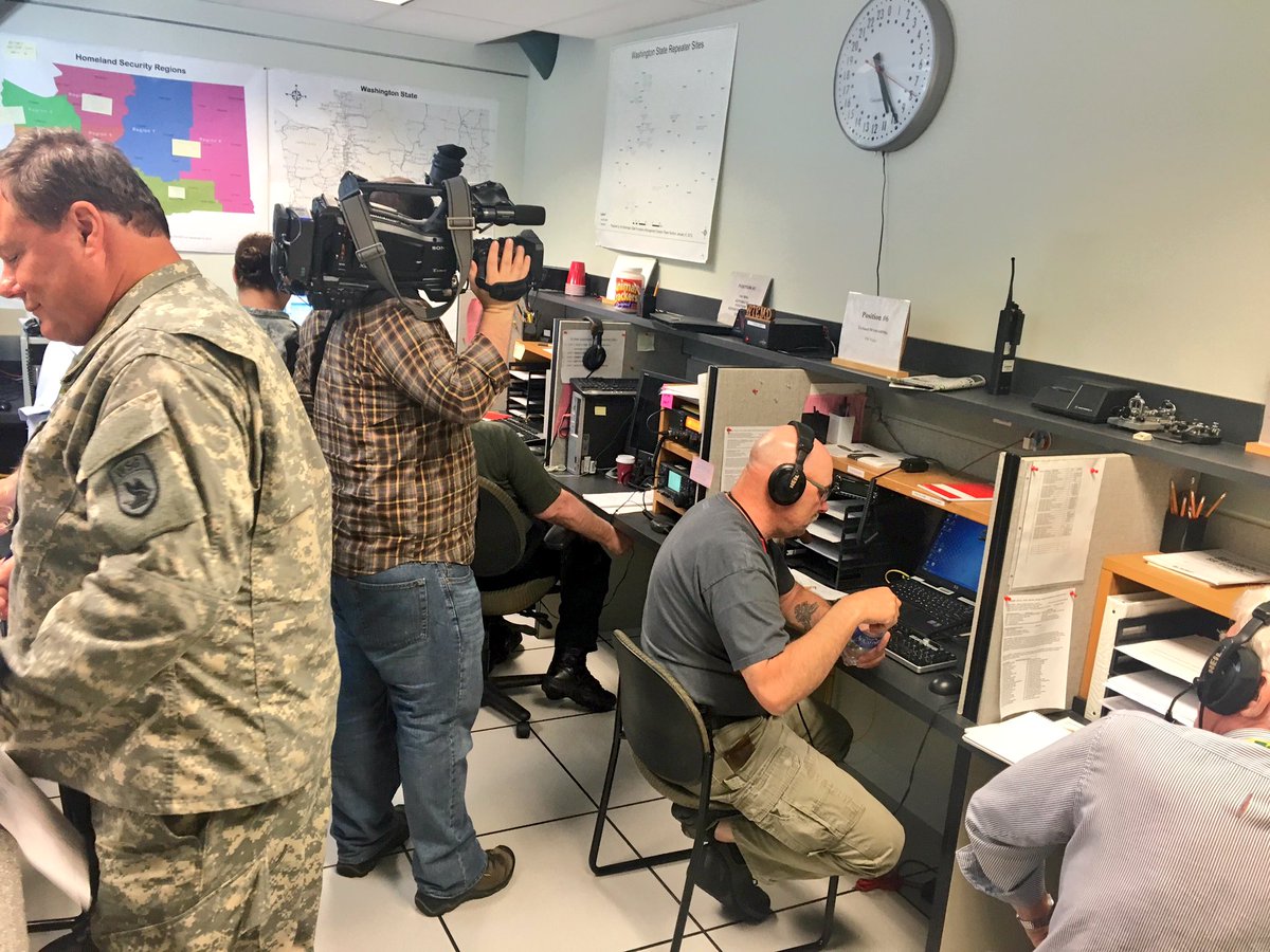 BrandiKruse's tweet image. Amateur radio operators also helping with #CascadiaRising. #Q13FOX