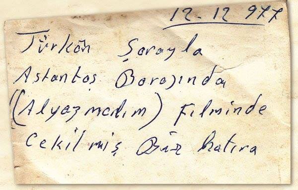Türkan Şoray ve ona filmde dünürcü giden Hatay Erzin li Memduh Akı 
(Selvi Boylum Al Yazmalım -1977 filmi çekilirken