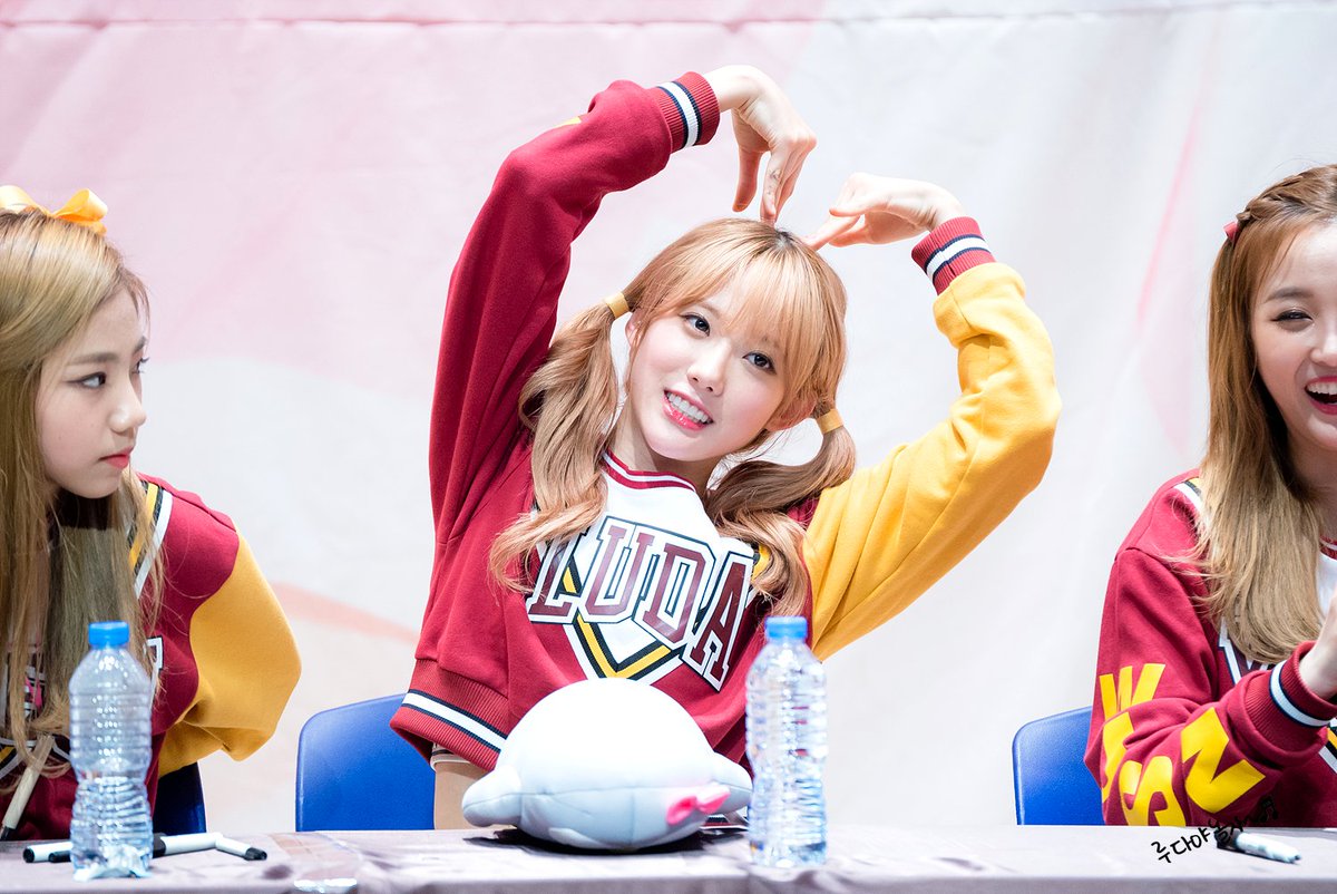 playwith_luda's tweet photo. 160410 #우주소녀 #루다 인천 팬싸인회(@WJSN_Cosmic)
#WJSN #LUDA #모모모 #MoMoMo https://t.co/Awam7sr8X2