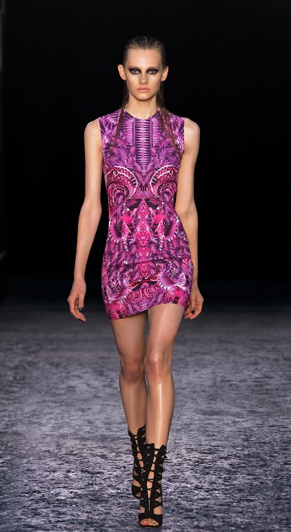 JulienMacdonald's tweet photo. Dazzling fuchsia and a classic fitted shape create 'Look 20' for #JulienSS16 https://t.co/SWitQKCq1f