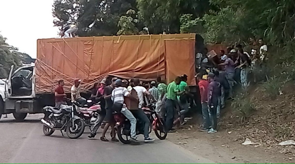 organizacionAD's tweet photo. #07Jun #SJM saquean un camión de huevos en la Av. Fermín Toro. El pueblo hambriento exige comida! https://t.co/u5Qugwjx4I