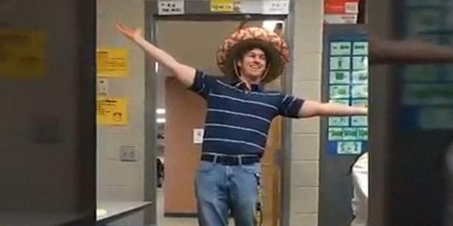 lemondefr's tweet image. VIDEO - Le cadeau inattendu de deux lycéennes à leur professeur d’espagnol bit.ly/1PDObwe