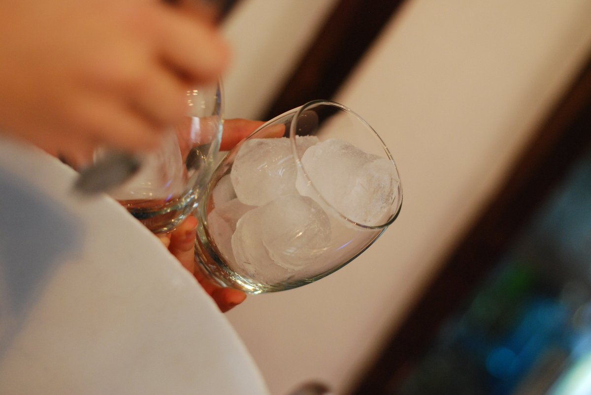 WhiteBarSevilla's tweet photo. A este día con tanto calor, que no le falte hielo ;) ¡Ni a tu bebida! #TDSGastro #SevillaHoy https://t.co/1twIF69l33