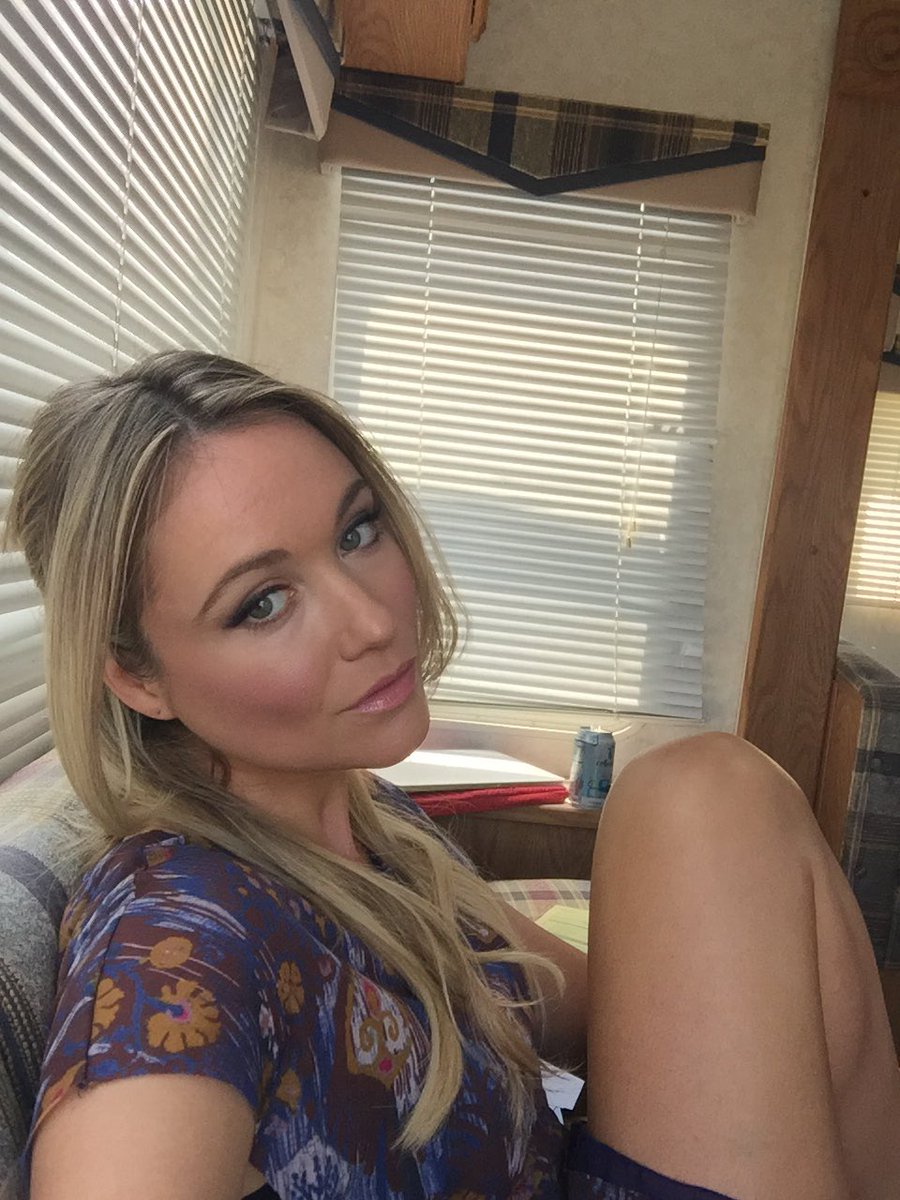 KatrinaKBowden's tweet photo. Set life #soglam 😜 https://t.co/5ZZrx79dxW