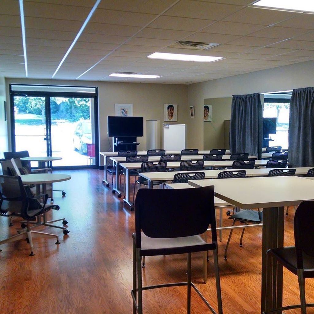 LOOMCoworking's tweet photo. So excited about our 1st classes in our event space! DSLR Photography with Reid and @cndav… https://t.co/UrIWjIJ5pu https://t.co/9BagDupcRl