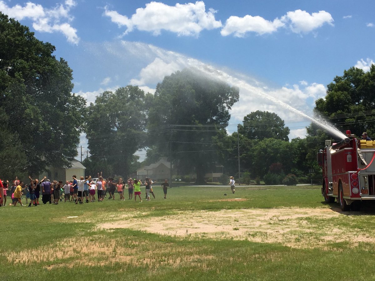EESjacobs's tweet photo. Had the BEST water day today! #2ndgrade #EnochvilleFireDept @EESwiseowls https://t.co/j4Et3KC5NW