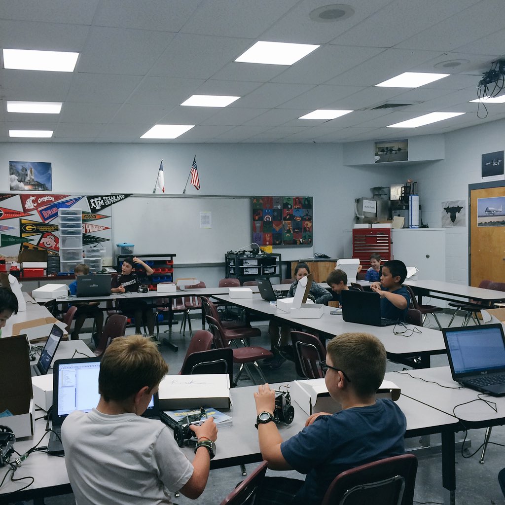 pinkladyhornets's tweet image. Day 2 of Robotics camp! Time to teach them how to program Boebots ^.^