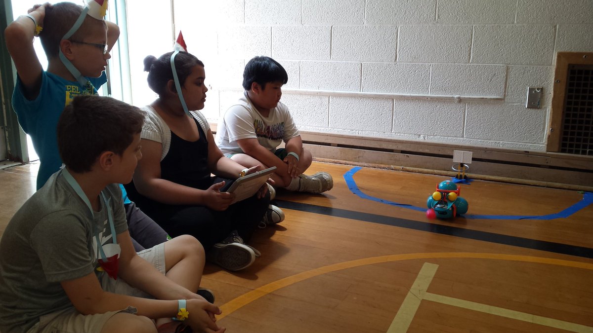SMILE_123ABC's tweet image. Rybot shooting baskets @LOGICSAcademy #codingolympics #team14 @RyersonCS #programmingrockets