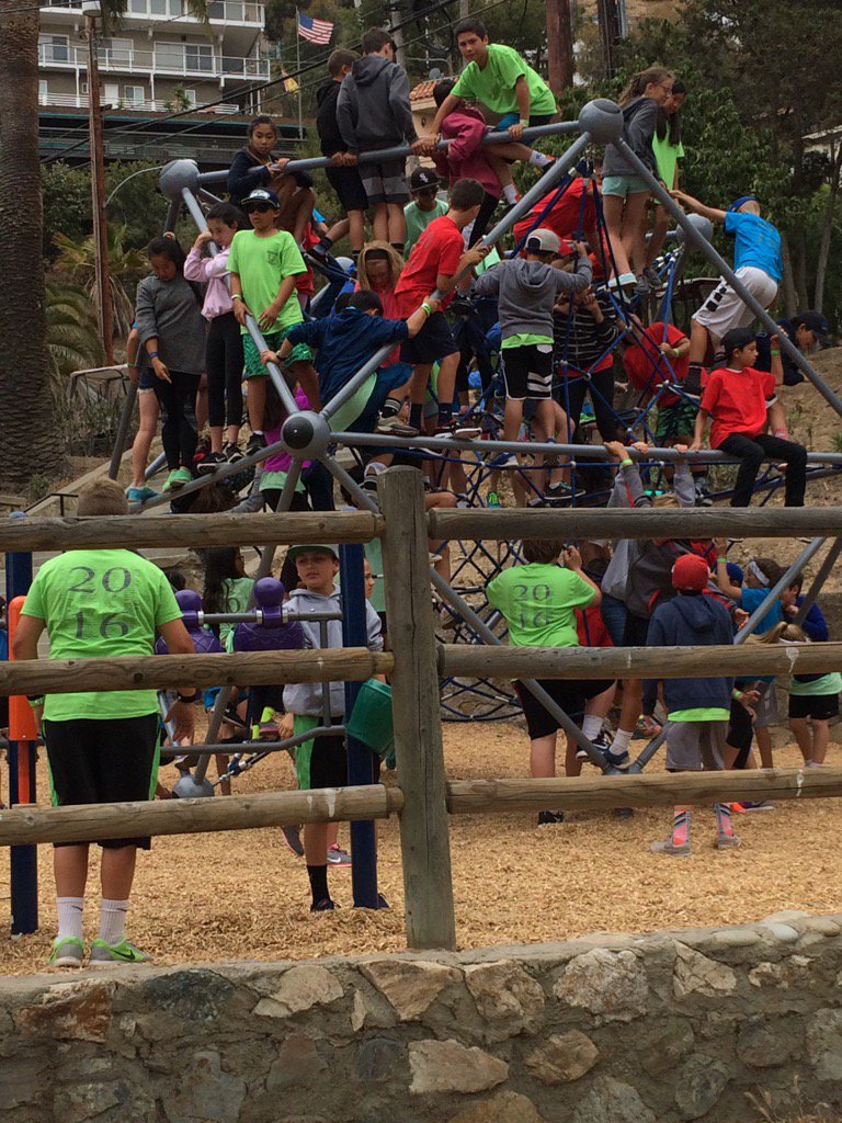 dapplegray_pvp's tweet photo. Dapplegray fifth grade arrives for Amazing Race Day on Catalina Island. https://t.co/1QrzVde5AN