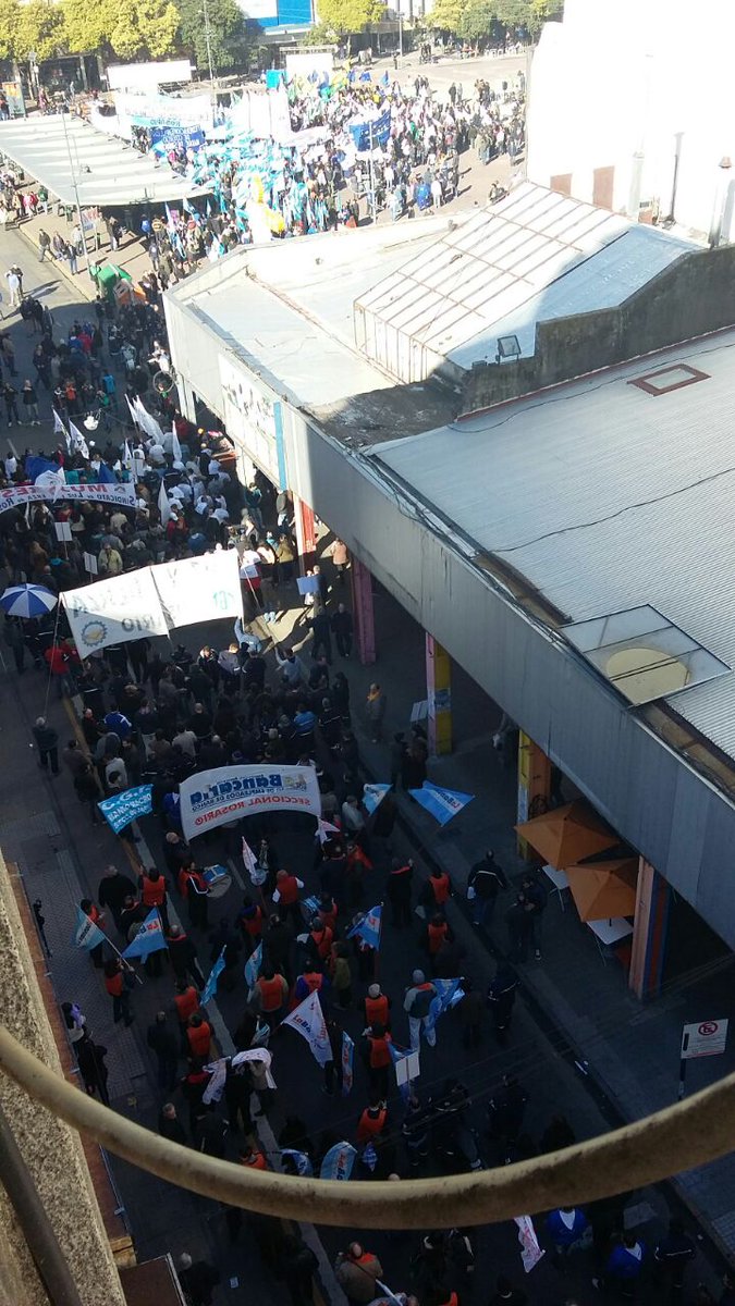 leamancini's tweet photo. @emergenciasAR @TransitoRos Marcha en San Luis y Sarmiento https://t.co/v5mRCvHFxE