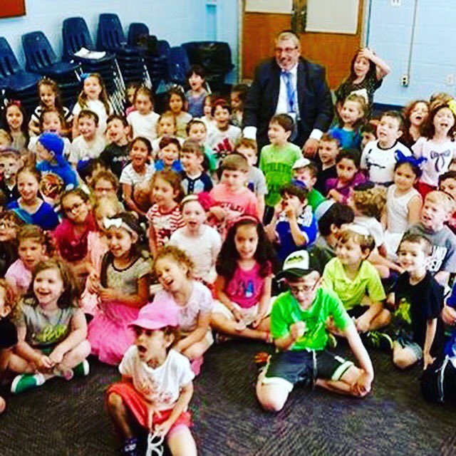 Mr. Altabe meets the upcoming 1st grade while celebrating his 50th anniversary from his Halb K graduation! 🎓🍎📓5️⃣0️⃣