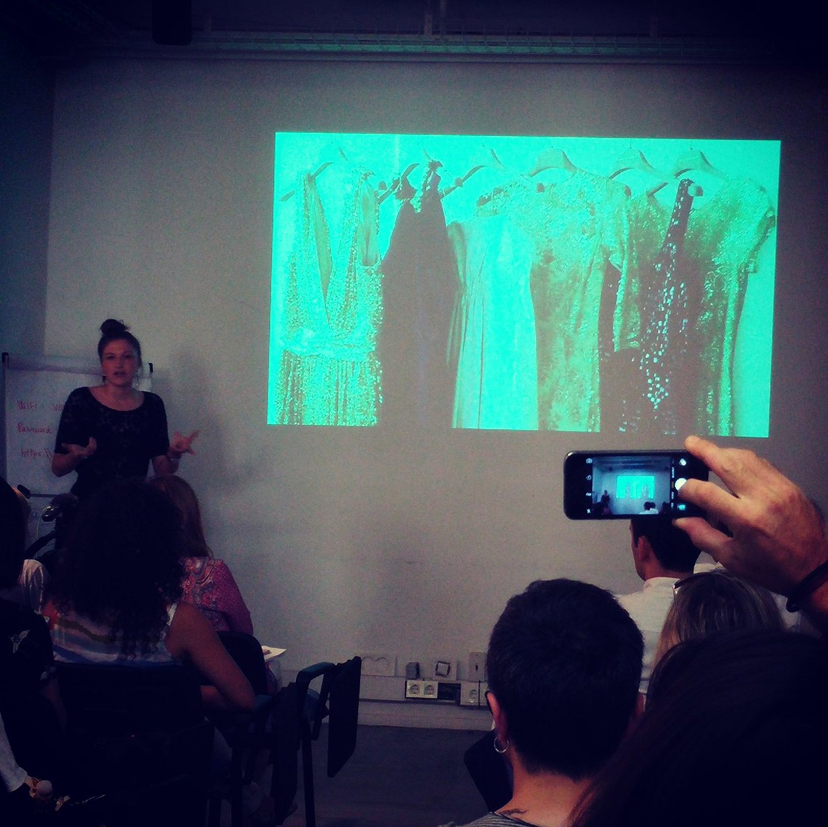 Ropateca para usar #modaSOStenible y evitar el desfile del despilfarro @ropateca  ropatecaonline.com/@modasosbcn #moda