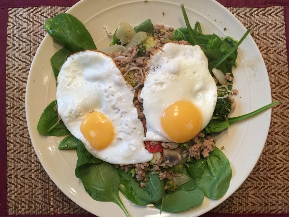 MoreFitLondon's tweet photo. Power up protein breakfast,
Left over turkey mince, on a bed of spinach with 2 coconut oil fried eggs #GetMoreFit https://t.co/WTPS3P96Mx