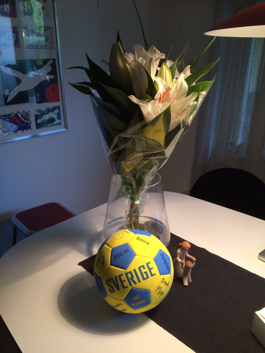 Stort tack MP13B på <a href="/TBSOrebro/">TBS Örebro</a> för de otroligt fina blommorna och den härliga bollen! Nu är studenten nära!😘