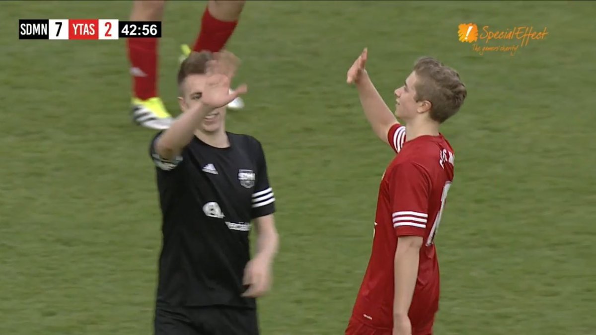 chrismd10's tweet photo. Attempting high fives when you're 6 jaegerbombs in https://t.co/VtCehfSSn8