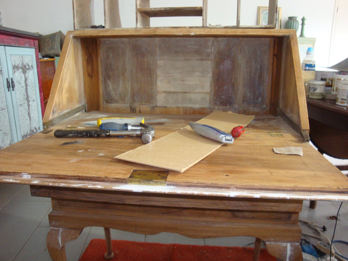 SirenDesignsWey's tweet photo. #upcycledhour  Here's a bureau I have just finished...love the colour ♥ https://t.co/W0XxsTJONQ