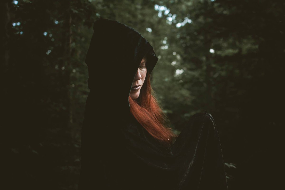 hellowallflower's tweet photo. Hauntingly beautiful 🌲✨ https://t.co/m73MSXEuh9 #woodnymph #charlottephotographer #fineart #photography #darkbeauty https://t.co/vIP9gOUOAN