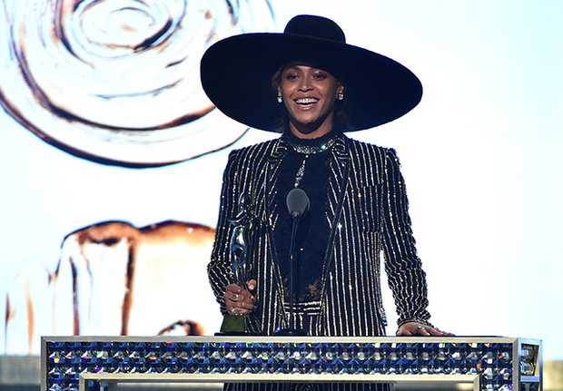 VogueSpain's tweet photo. [VOGUE NEWS] El discurso de @Beyonce en los #CFDA o cómo autocoronarse reina indiscutible. https://t.co/CaHgdST1CY https://t.co/K8WkTOLvil