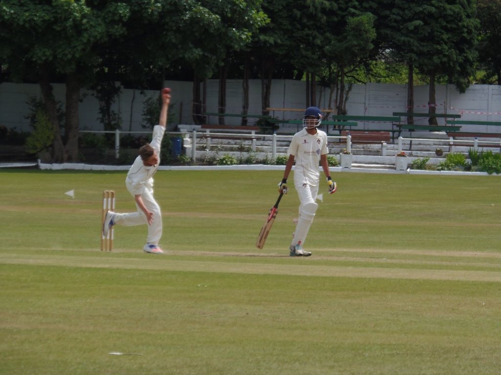 MrsHW's tweet photo. "@TraceyGreenhalg cracking photos Tracey #pro 😉. Amazing action shot of James bowling & the umpire #havingaword xx https://t.co/OkGzWN6Win