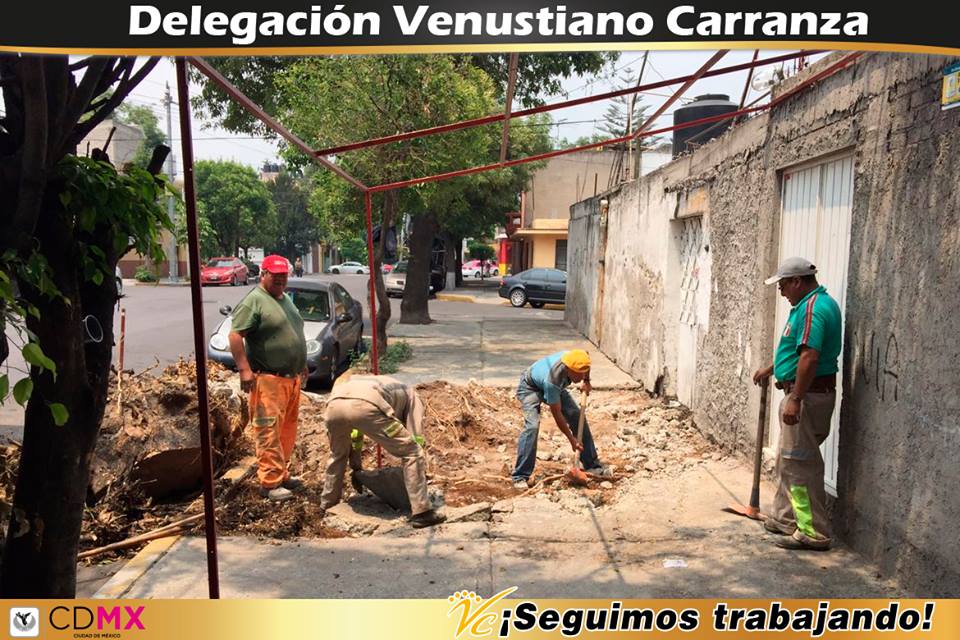 A_VCarranza's tweet image. Demoliendo banqueta en mal estado y retirando tocón en Calle  Puerto Arturo, Col. Aquiles Serdán