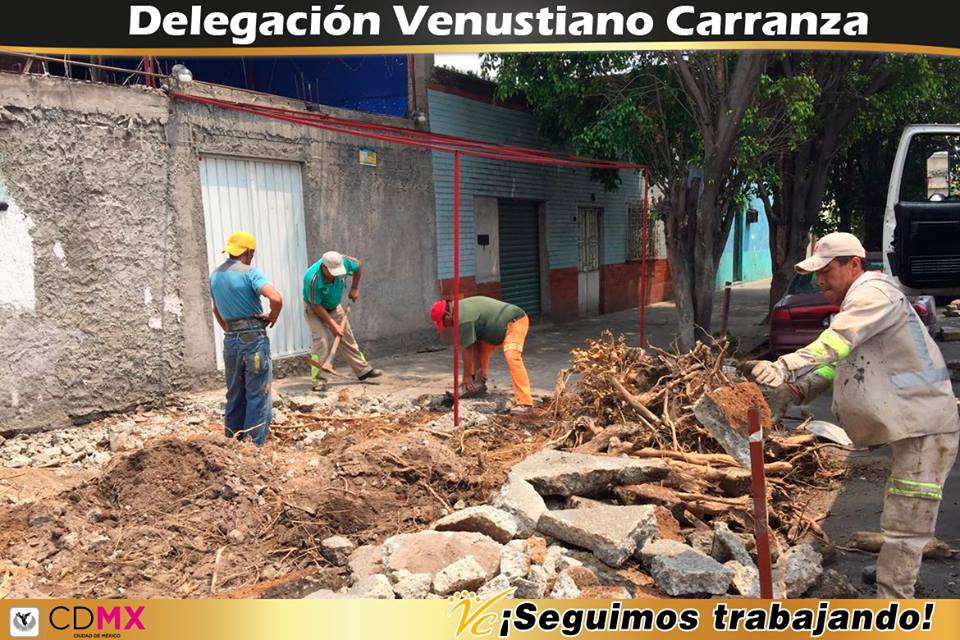 A_VCarranza's tweet image. Demoliendo banqueta en mal estado y retirando tocón en Calle  Puerto Arturo, Col. Aquiles Serdán