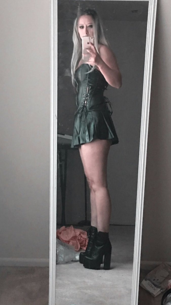 Surely_an_Angel's tweet photo. #imustsayimreallyrockinthisoutfit https://t.co/d8lfH563em