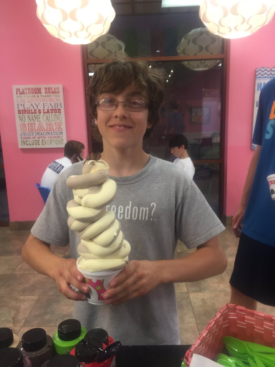 _sweetfrog's tweet photo. And he's back! Did he beat his record?! https://t.co/UPAwan5iD1