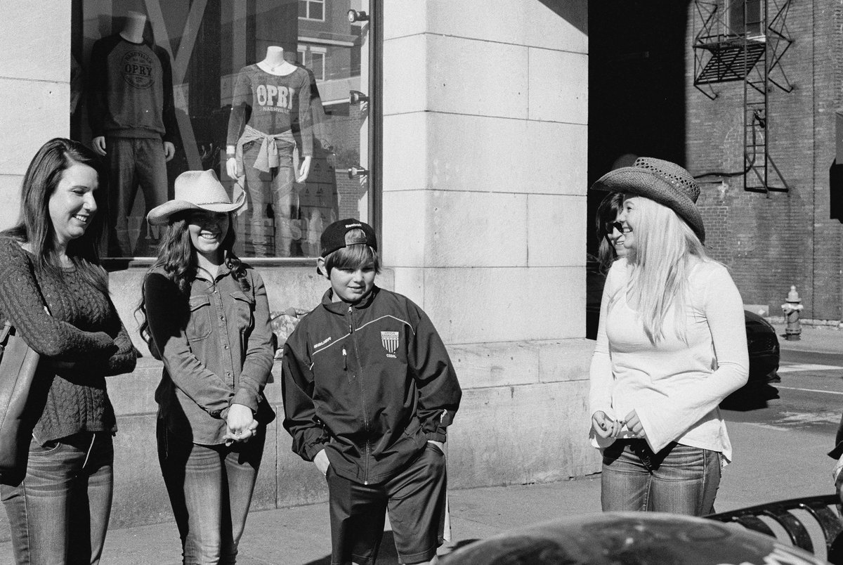 shutteringthru's tweet photo. Cowgirls #streetphotography #Nashville #cowgirl #believeinfilm #FINDLab #MusicCity Blog: https://t.co/QU78Yq9cVv https://t.co/ks4NQeZr7i