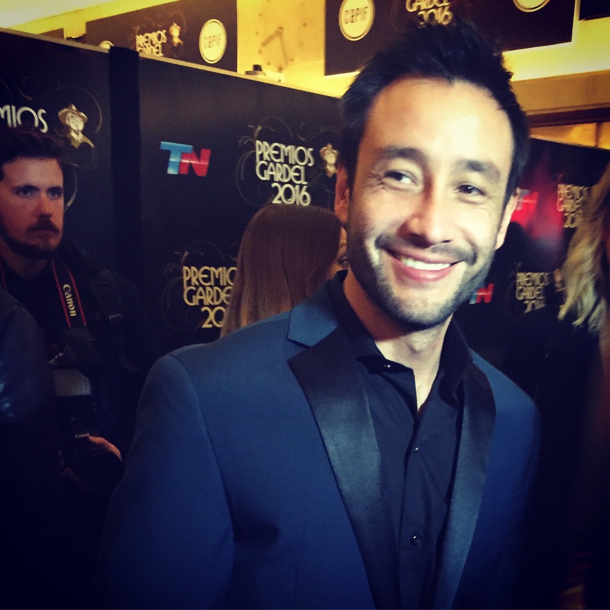 UMArgentina's tweet photo. ¡@LucianoPereyra Muy elegante y listo para subir al escenario de los #PremiosGardel2016! https://t.co/07jQShzaIT