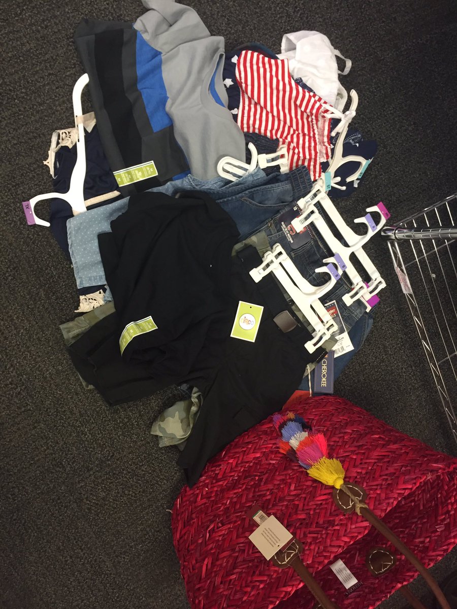 TPS_Nick's tweet photo. This softlines merch looks nice in this tote bag but it would look even better In a Target shopping bag #pmr @jd5253 https://t.co/q3tnjUrNuF