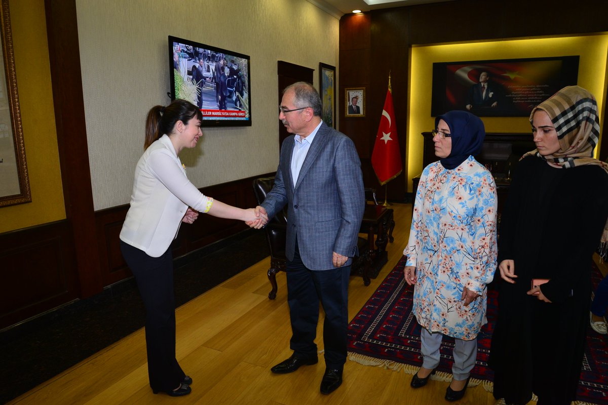 kosa1010's tweet photo. Valimiz @MustafaYMN eşi @GulserenYmn @EnurYmn Özel Kalem personeli ile vedalaştı...Yolunuz açık olsun Sayın Valim. https://t.co/wqmC7ZURdS